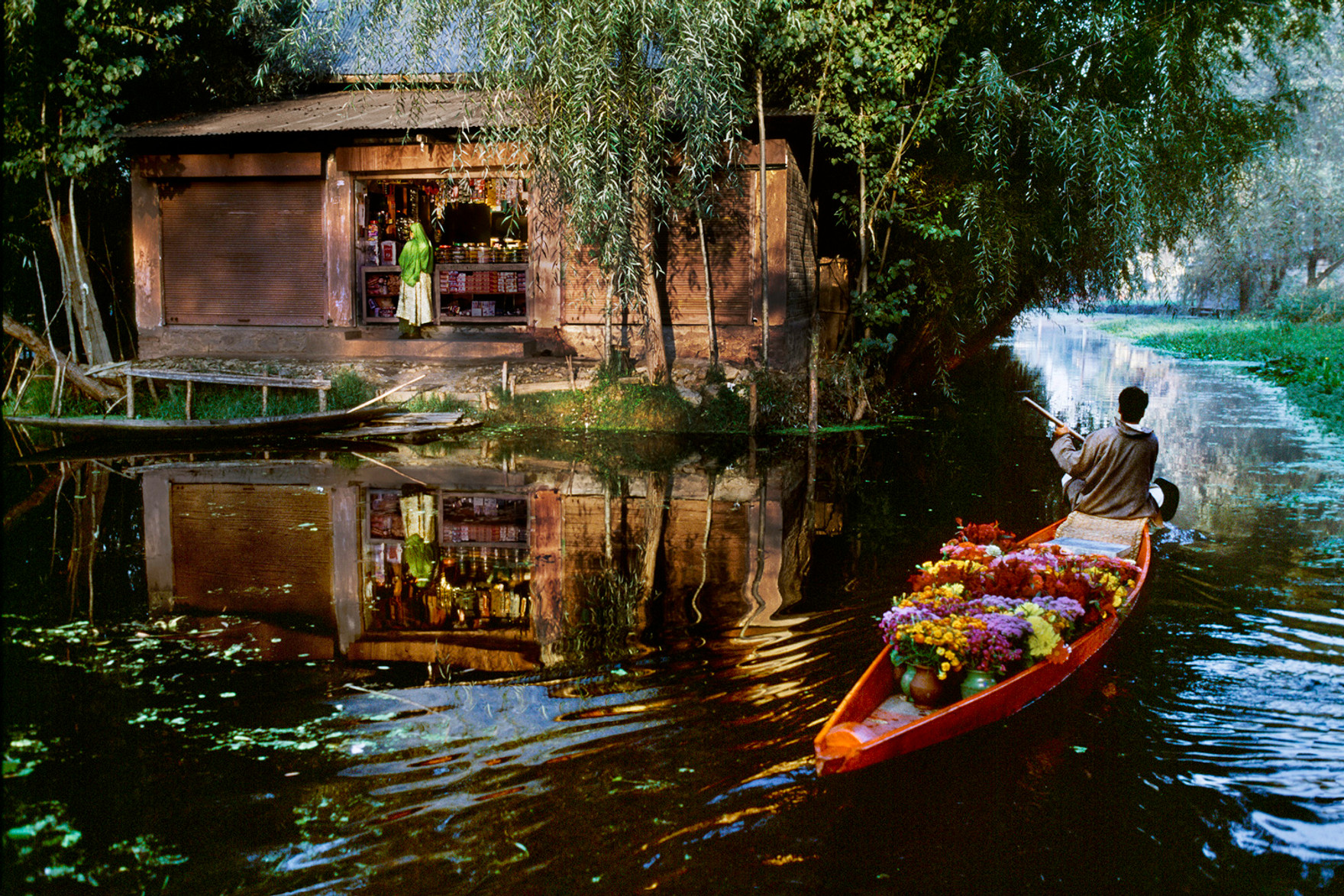 Flower vendor. Стив МАККАРРИ. Стив Маккари фотоработы. Стив МАККАРРИ фотограф. Американский фотограф Стив МАККАРРИ (Steve MCCURRY).